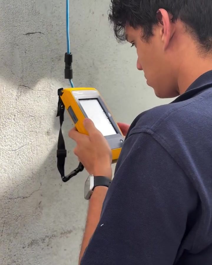 Técnico da Alvolpe certificando o cabeamento de uma câmera