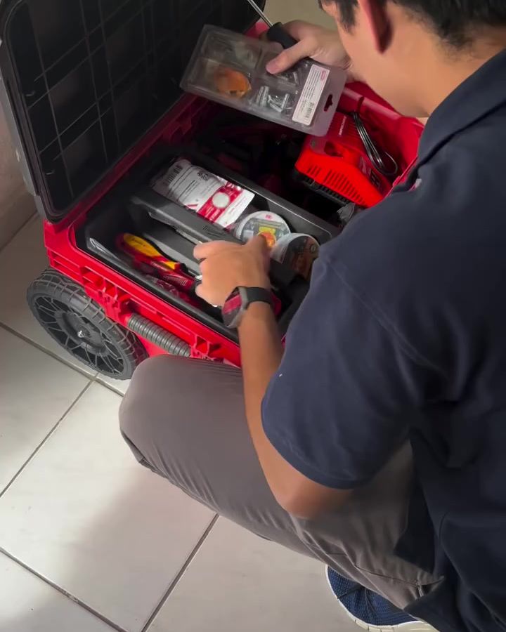 Técnico da Alvolpe preparando equipamentos