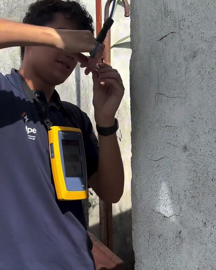 Técnico da Alvolpe testando cabo com certificador