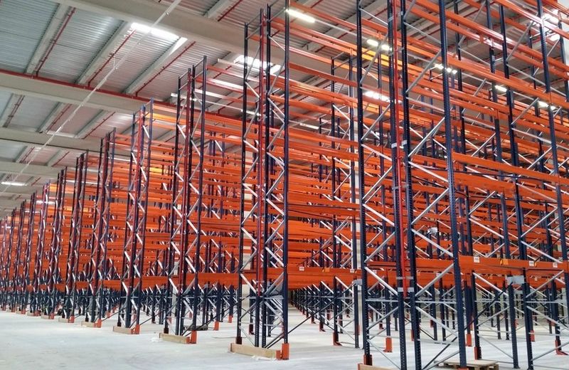 Porta-paletes em centro de distribuição