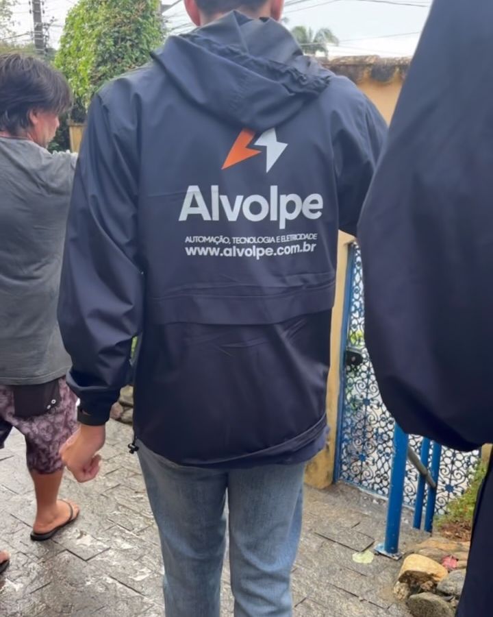 Equipe Alvolpe caminhando por um condomínio durante diagnóstico de segurança